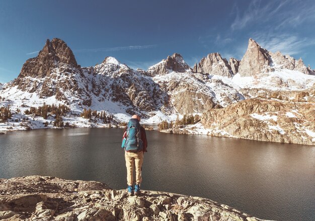 Wandeling naar het prachtige Minaret Lake, Ansel Adams Wilderness, Sierra Nevada, Californië, VS Herfstseizoen.