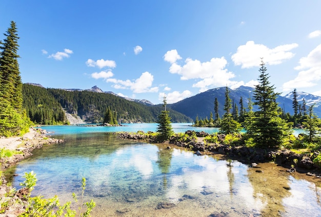 Wandeling op garibaldi lake in de buurt van whistler, bc, canada.