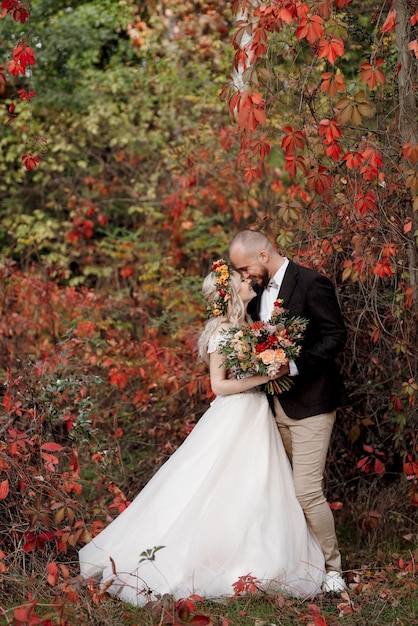 Wandeling van de bruid en bruidegom door het herfstbos