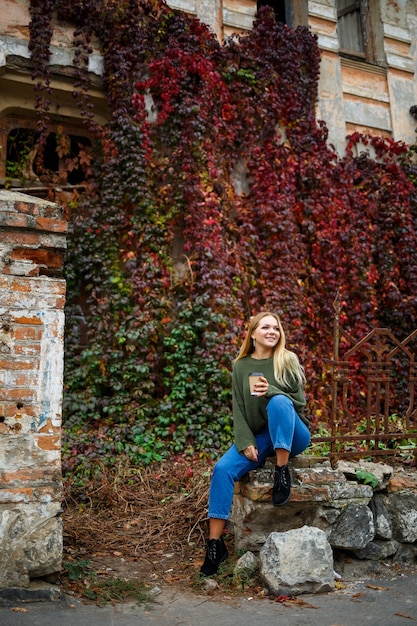 Wandeling van een mooi meisje in een trui en jeans