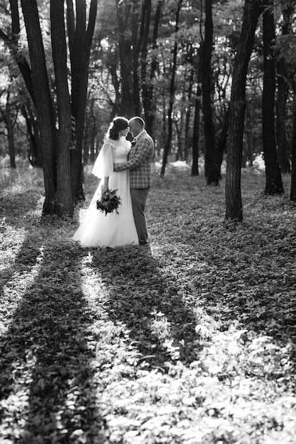 Wandeling van het bruidspaar door het herfstbos in oktober
