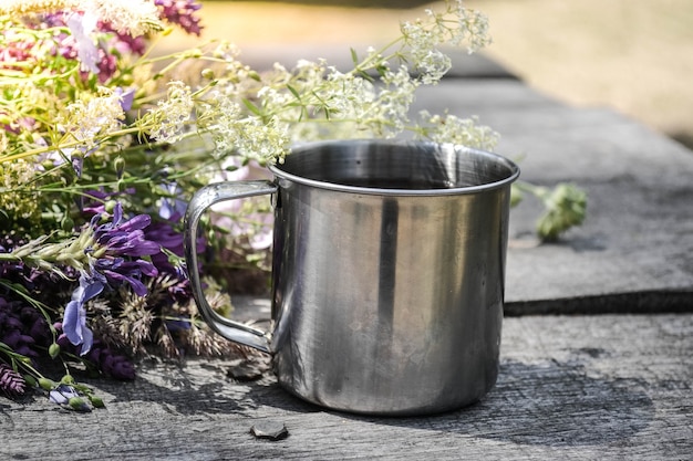 Wandelmok staat op tafel met close-upfilter voor wilde bloemen