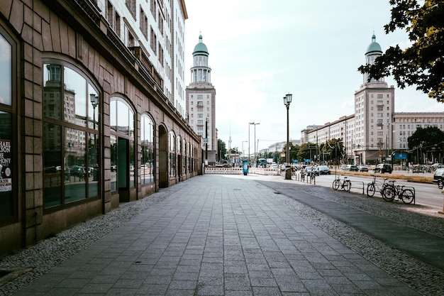 Wandelpad bij gebouw in de stad