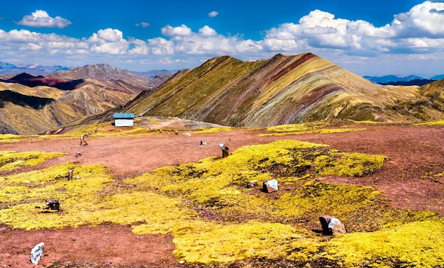 Wandelpad bij palccoyo regenboogbergen in peru