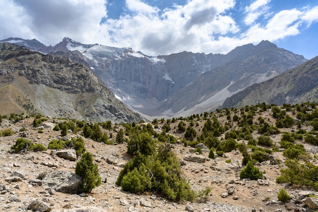 Foto wandelpad in de bergen van tadzjikistan