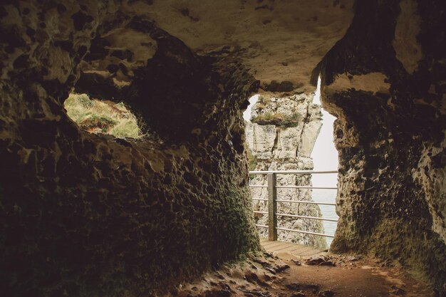 Foto wandelpad in de grot