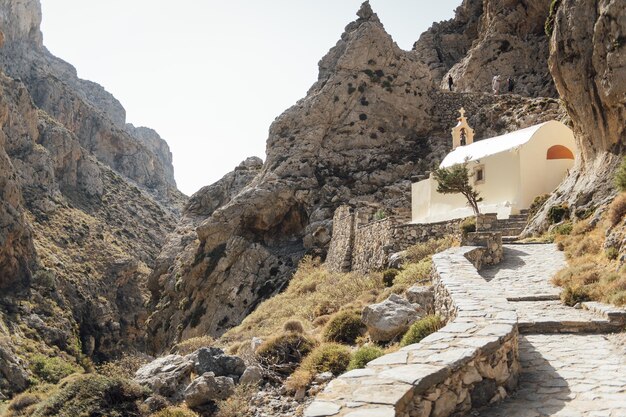 Wandelpad in een prachtige kloof voor actieve wandelingen in Griekenland op het eiland Kreta