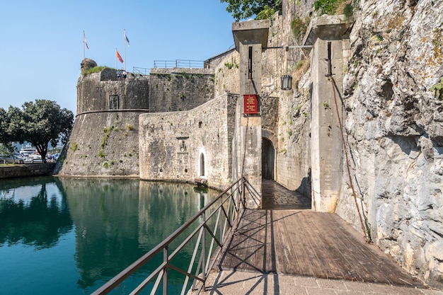 Wandelpad naar de oude stad van Kotor, UNESCO-werelderfgoed van Montenegro