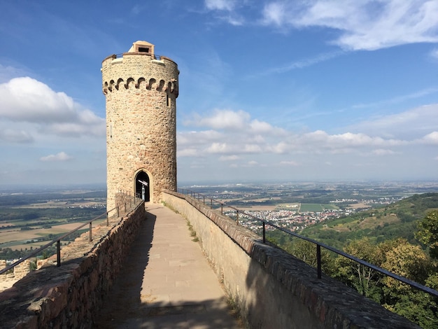 Wandelpad naar het historische kasteel tegen het landschap