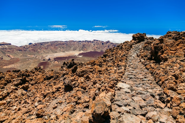 Wandelpad op de top van de vulkanische berg Teide in Tenerife, Canarische Eilanden, Spanje