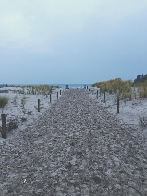 Wandelpad op het strand tegen de lucht