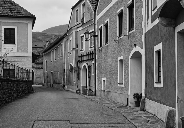 Foto wandelpad tussen gebouwen in de stad