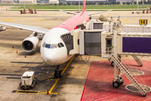 Wandelpad voor passagiers aan boord van het vliegtuig geparkeerd op de internationale luchthaven Don Muang