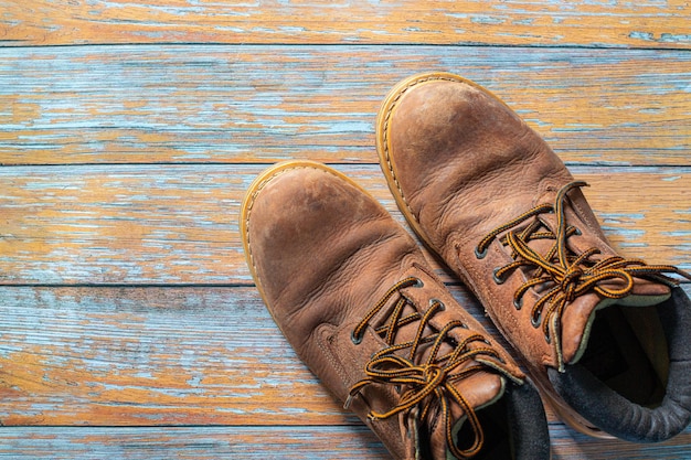 Wandelschoenen gelegd op een houten vloerachtergrond