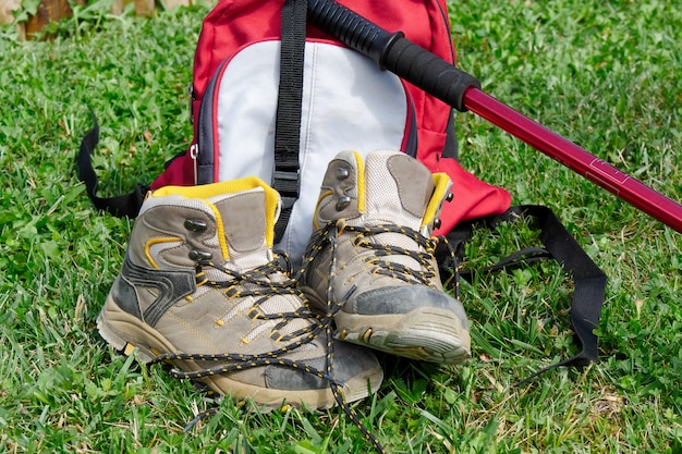 Wandelschoenen in het gras