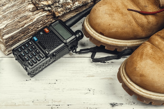 Wandelschoenen met reistoebehoren op grunge