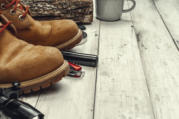 Foto wandelschoenen met reistoebehoren op grungeachtergrond