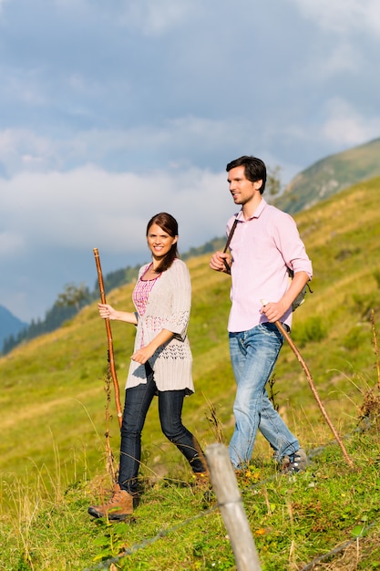 Wandelvakantie - man en vrouw in alpbergen