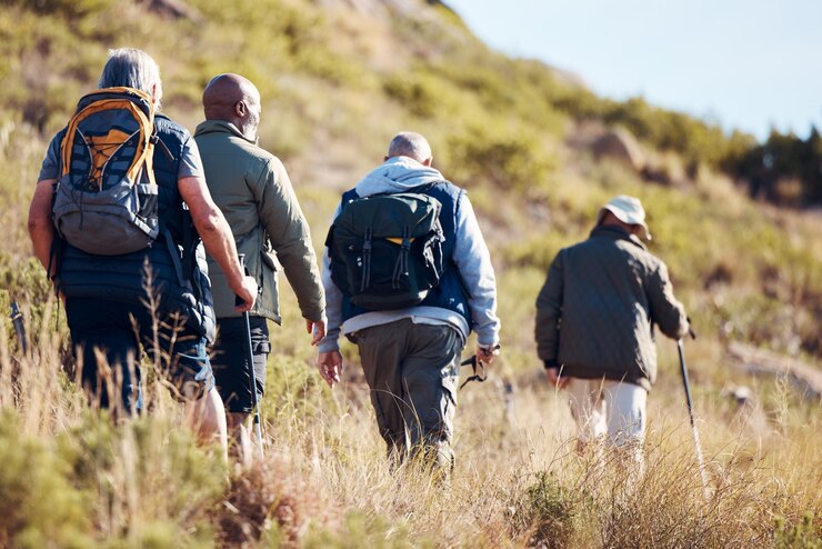 Foto wandelveld en senior mannen op de berg voor fitness, trekking en backpacken avontuur ontdekkingsreiziger ontdekking en expeditie met vrienden bergbeklimmen in de natuur voor gezondheid, pensioen en reis