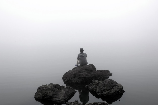 Foto vagabondare in solitudine abbracciare la serenità di un mare nebbioso in un'avventura invernale nel minimalismo scandinavo 6