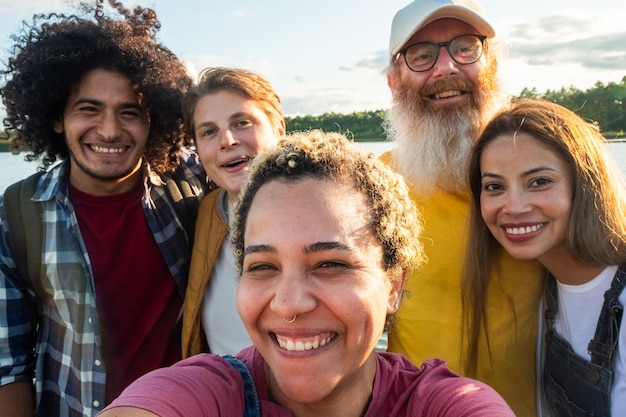 Wanderlust lifestyle selfie multiraciale groep trendy mensen die samen plezier hebben op vakantie