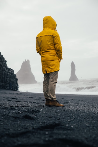 Wanderlust-ontdekkingsreiziger die IJslandse natuurlijke wonderen ontdekt