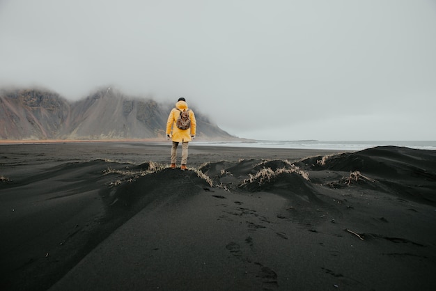 Wanderlust-ontdekkingsreiziger die IJslandse natuurlijke wonderen ontdekt