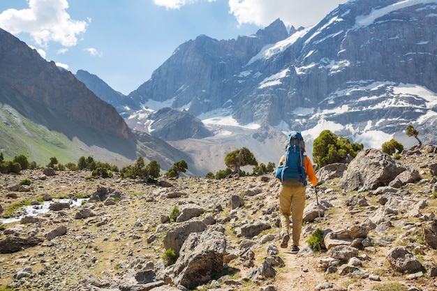 Wanderlust tijd. Man wandelen in het prachtige Fann-gebergte in Pamir, Tadzjikistan. Centraal-Azië.