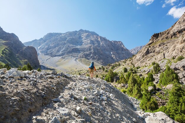 Tempo di voglia di viaggiare. uomo che fa un'escursione nelle belle montagne di fann nel pamir, tagikistan. asia centrale.