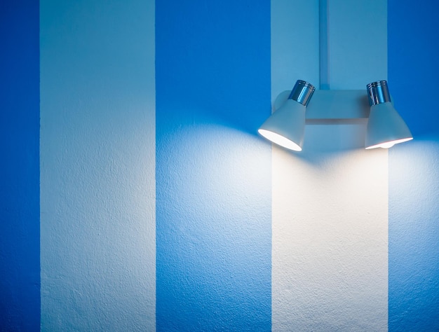 Wandlamp op witte en blauwe muurachtergrond