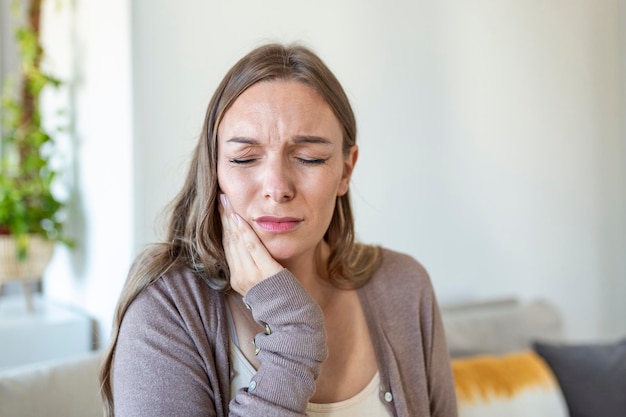 Wang met hand aanraken vrouw pijnlijke kiespijn tandheelkundige zorg en gezondheid concept