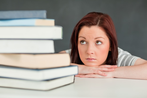 Wanhopige student die haar boeken bekijkt