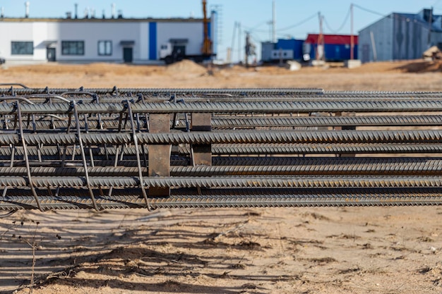 Wapeningskooien voor gestapelde boorpalen op de bouwplaats Wapening van gewapende betonnen palen