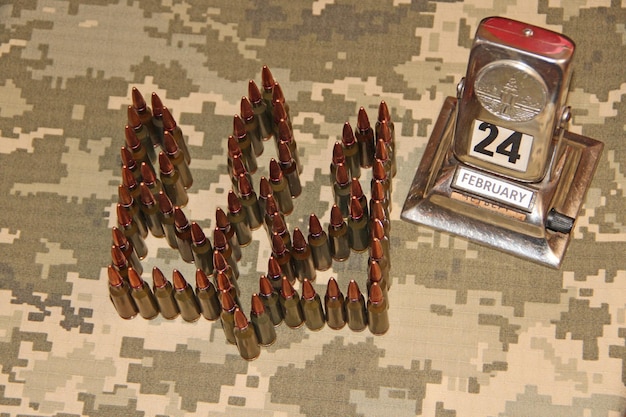 wapenschild van Oekraïne uitgelegd uit cartridges op camouflage kleding