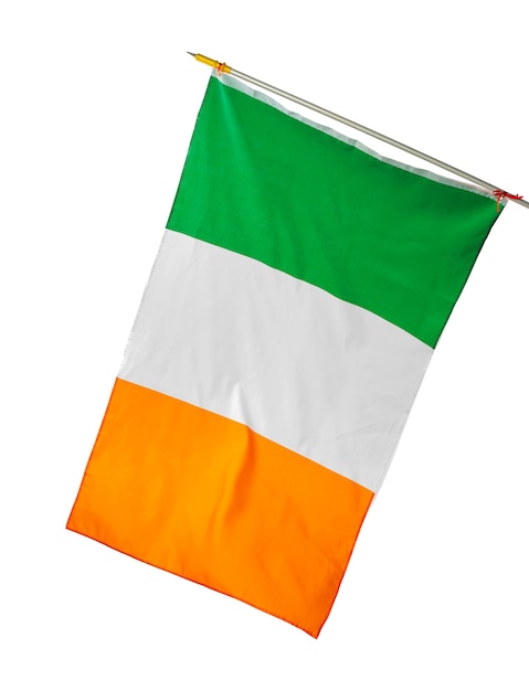 Wapperende nationale vlag van Ierland geïsoleerd op een witte achtergrond