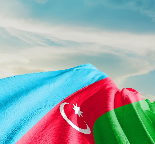 Foto wapperende vlag van azerbeidzjan in een prachtige lucht