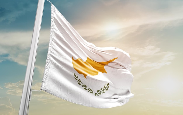 Wapperende vlag van cyprus in de lucht. Het symbool van de staat op golvende katoenen stof.