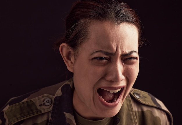 戦争の泣き声とptsdのトラウマと不安を抱えた軍の女性が叫んだり叫んだりする精神的健康のうつ病と、ストレスの痛みと軍隊の思い出を考えるウクライナの女性兵士の顔