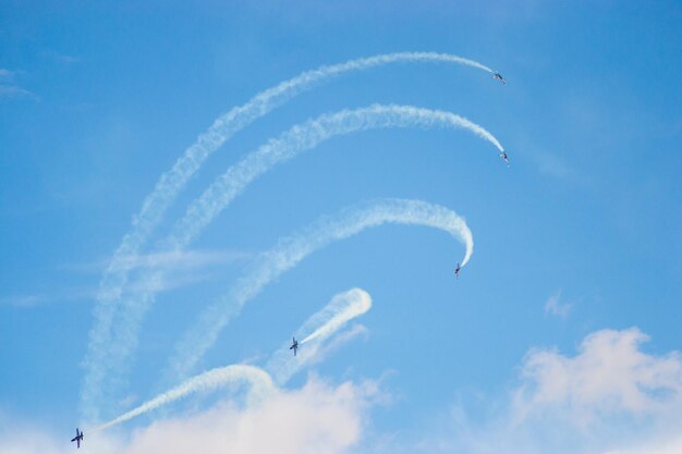 戦闘機が編成で飛んでいる