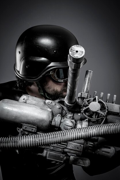 War.Starfighter met enorm plasmageweer, fantasieconcept, militaire helm en motorrijder met bril