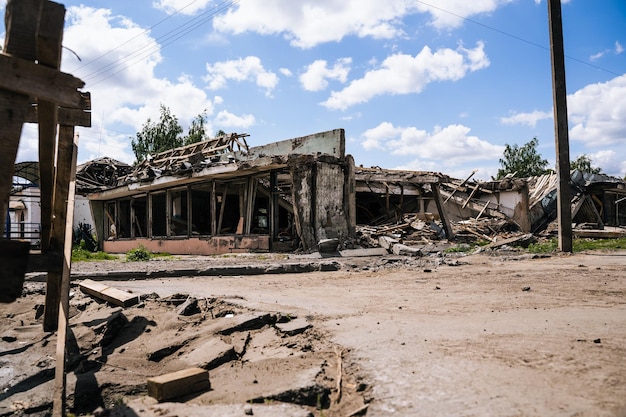 スームィ地域での爆発によるウクライナクレーターでの戦争ロシアのウクライナへの軍事侵攻