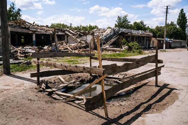 Guerra in ucraina cratere da un'esplosione nella regione di sumy l'invasione militare russa dell'ucraina