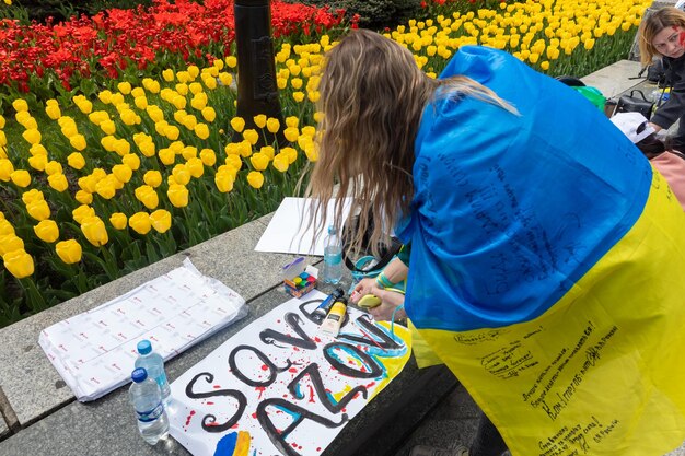 Foto guerra in ucraina raduno in piazza indipendenza a kiev