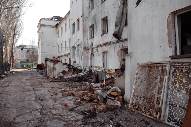 Война в Украине руины здания детского сада после обстрела российскими войсками