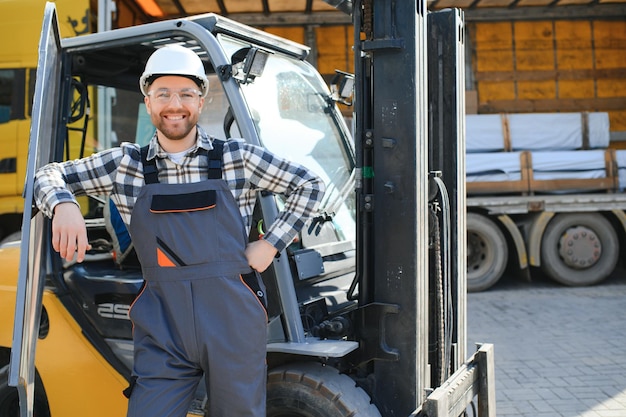 Photo warehouse man worker with forklift