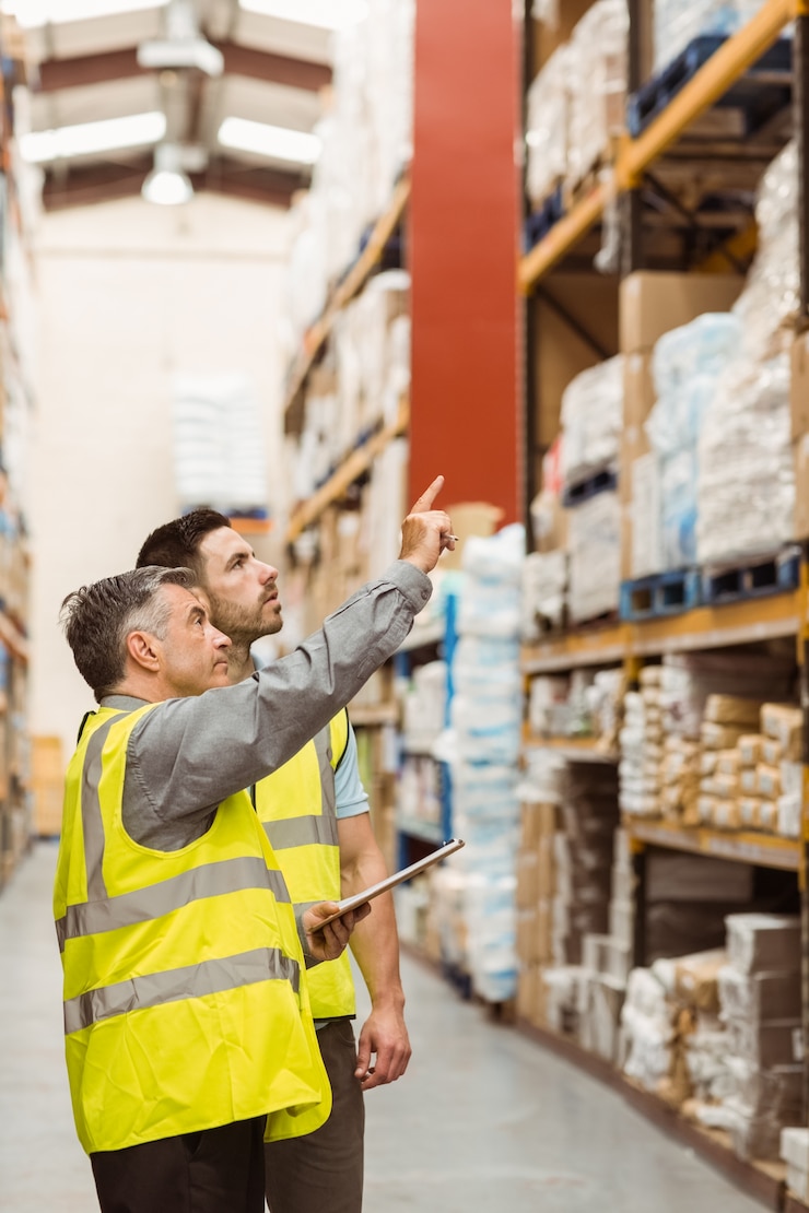 Photo warehouse manager talking with worker