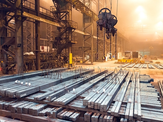 Magazzino in metallo bianco. impianto di galvanizzazione per il metallo.