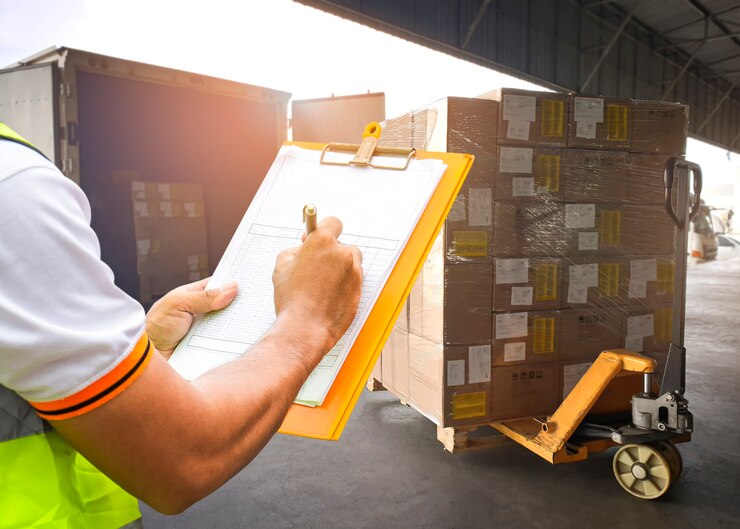 Photo warehouse worker holding clipboard is ckecking load package boxes delivery shipment boxes