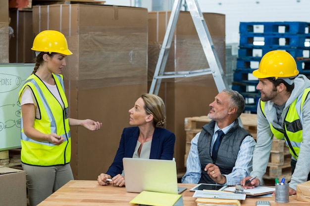 Photo warehouse worker interacting with manager