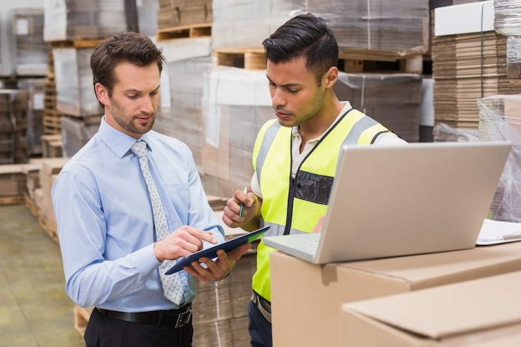 Photo warehouse worker and manager working together